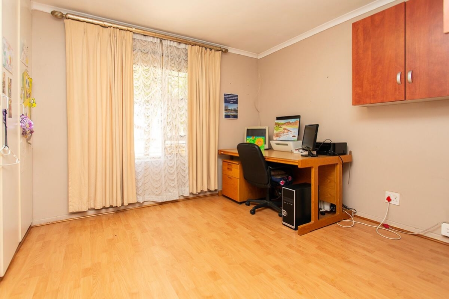 6 Bedroom Property for Sale in Vredekloof Heights Western Cape